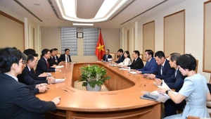 9月9日下午，越南政府副总理胡德福会见韩国驻越大使崔英三及韩国企业代表。