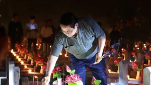 范明正总理出席长山国家烈士陵园缅怀英烈“点燃感恩烛光”仪式。