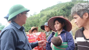 越南政府副总理胡国勇向玉岭乡受灾群众赠送慰问品。