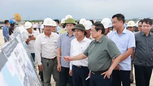 越南政府总理范明正莅临广治省考察基础设施项目。