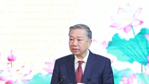 苏林总书记在纪念阮文灵总书记诞辰110周年大会上发表讲话。
