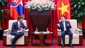 越共中央政治局委员、公安部长梁三光上将会见斯洛伐克副总理兼国防部长罗贝尔特·卡利尼亚克。