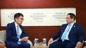 越南政府总理范明正会见东盟与东亚经济研究所所长渡边哲也教授。（图片来源：越通社）