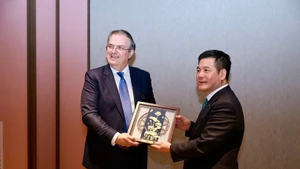越南工贸部长阮鸿延与墨西哥经济部长马塞洛·埃布拉德·卡绍冯。