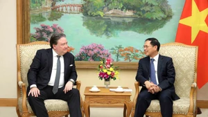 越南政府副总理裴青山会见美国驻越南大使马克·纳珀。