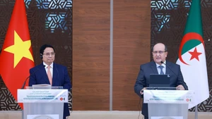 越南政府总理与阿尔吉利亚总理主持记者会。（图片来源：越通社）