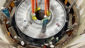 和平水电站扩建项目1号机组转子成功吊装。