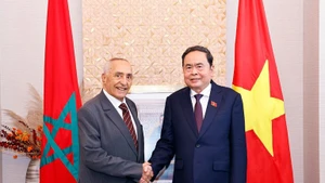 越南国会主席陈青敏会见摩洛哥越南友好协会主席穆斯塔法·凯特尔。
