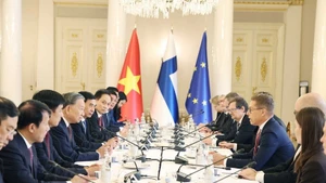 越共中央总书记苏林与芬兰总统亚历山大·斯图布举行会谈。（图片来源：越通社）