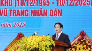 越南国家主席梁强在纪念典礼上发表讲话。