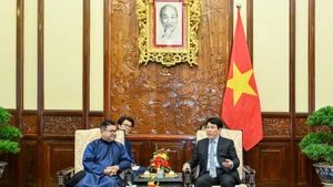国家主席梁强会见前来拜别的智利驻越大使。