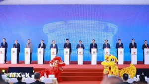 越南政府总理范明正出席越共十四大献礼工程开竣工仪式。