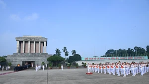 出席越共政府第一次代表大会的代表团入陵瞻仰胡志明主席遗容【组图】