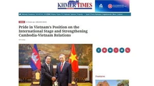 《高棉时报》发表乌奇·莱昂的文章。