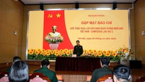 越南人民军总政治局宣传教育局局长阮文德中将在发布会上发表讲话。