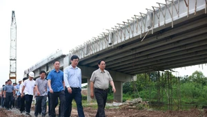 越南政府总理范明正督促九龙江三角洲地区高速公路项目施工进度。