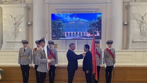 旅居俄罗斯越南人联合会副主席、“传统与友谊基金会”会长阮国雄是唯一荣获“为国际合作做出特殊贡献”荣誉徽章的外国人士。