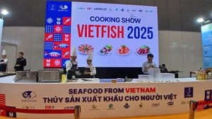 2025年越南水产及渔业展览会向越南消费者推介出口水产品。（图片来源：青燕）