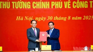 政府总理范明正向外交部新任代部长黎怀中颁发任命书。