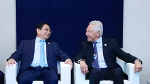 越南政府总理范明正会见世界经济论坛临时主席彼得·布拉贝克-莱特马特。（图片来源：越通社）