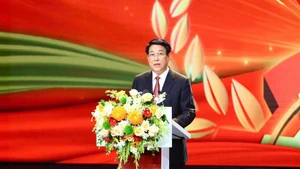 国家主席梁强发言。