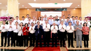 越共中央政治局与越南祖国阵线和中央各团体党委常委会举行工作会议【组图】