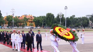 南非总统马塔梅拉·西里尔·拉马福萨入陵瞻仰胡志明主席遗容。