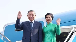 越共中央总书记苏林和夫人启程对大韩民国进行国事访问。