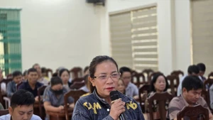 广宁省芒街二号坊的代表发表意见。(图片来源:越通社)