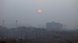 2022年1月8日，污染雾霾笼罩埃及开罗的天空。（图片来源：新华社/越通社）
