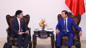 政府副总理陈红河会见三星工程公司领导。