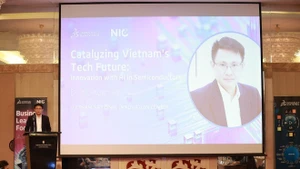 NIC副主任武春淮在论坛上发表讲话。