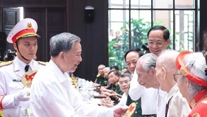苏林总书记向革命老干部赠送礼物。