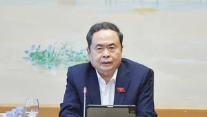 越南国会主席陈青敏发言。