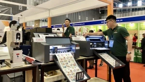 企业在展会上展示先进产品和技术解决方案。