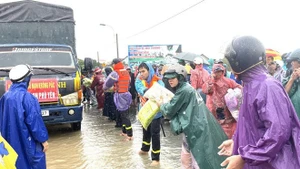 向得乐省灾民提供食物援助。