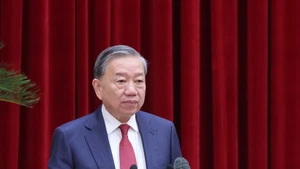 越共中央总书记苏林在会上致辞。