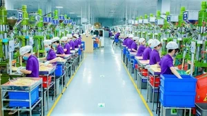 工人们在位于义安一号VSIP 工业园区的 立讯精密（义安）有限公司工作。