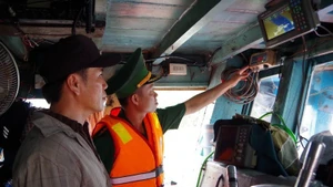 同塔省边防力量检查渔船VMS系统的运行情况。（图片来源：越通社）