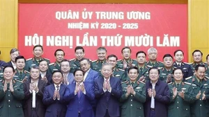 越共中央总书记、中央军委书记苏林和各位代表合影。