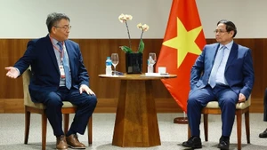 越南政府总理范明正会见Granja Fujikura集团领导人。（图片来源：越通社）