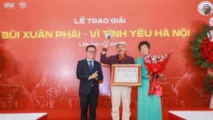 组委会向“作品奖——热爱河内”获得者颁奖。