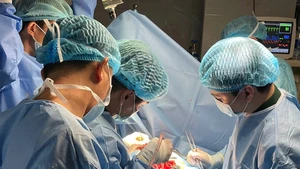 长沙群岛上首例开胸手术成功进行。（175号军医院供图）