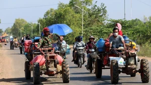 柬埔寨民众在该国与泰国边境冲突再度爆发之际，于2025年12月9日撤离至暹粒省的安全区域。（图片来源：THX/越通社）