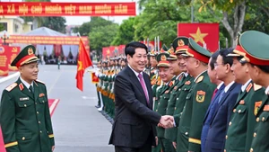 梁强主席与各位代表亲切交流。(图片来源:越通社)