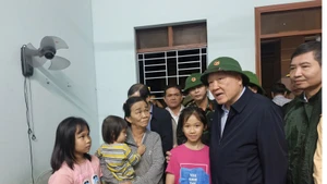 越南政府常务副总理阮和平亲切慰问受灾群众。