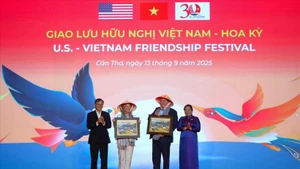 芹苴市领导向美国驻越南大使和美国总领事赠送纪念品。