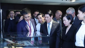 越南国家主席梁强和夫人参观埃及贾迈勒·阿卜杜勒·纳赛尔博物馆。