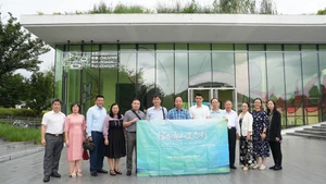 越中两国专家、记者在浙江省湖州市安吉县参观考察。（图片来源：组委会提供）