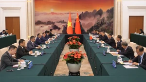 越南国会副主席陈光方与中国全国人大常委会副委员长张庆伟举行会谈。